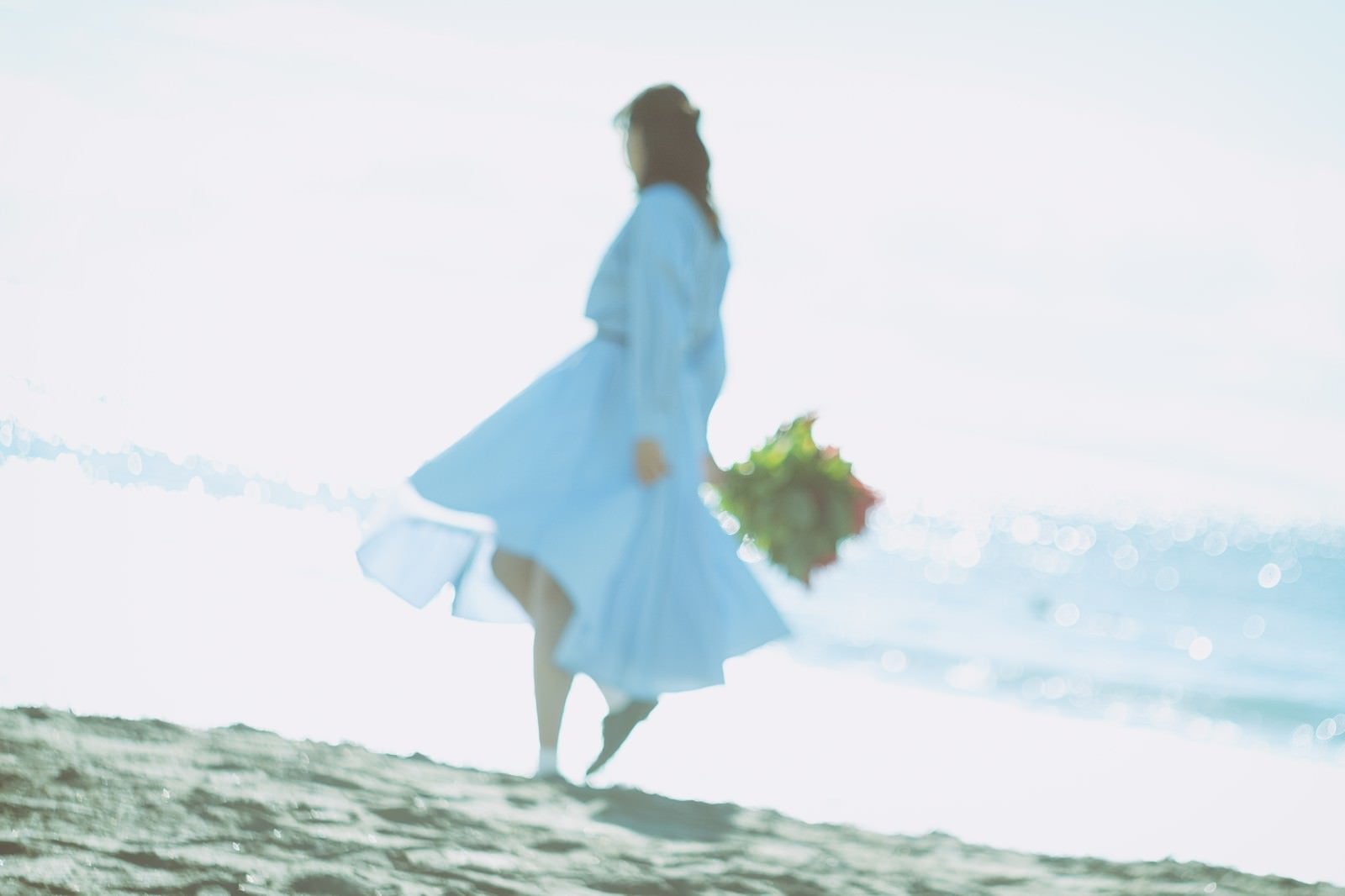 「波打ち際を歩くスカートの女性」の写真［モデル：Mizuho］