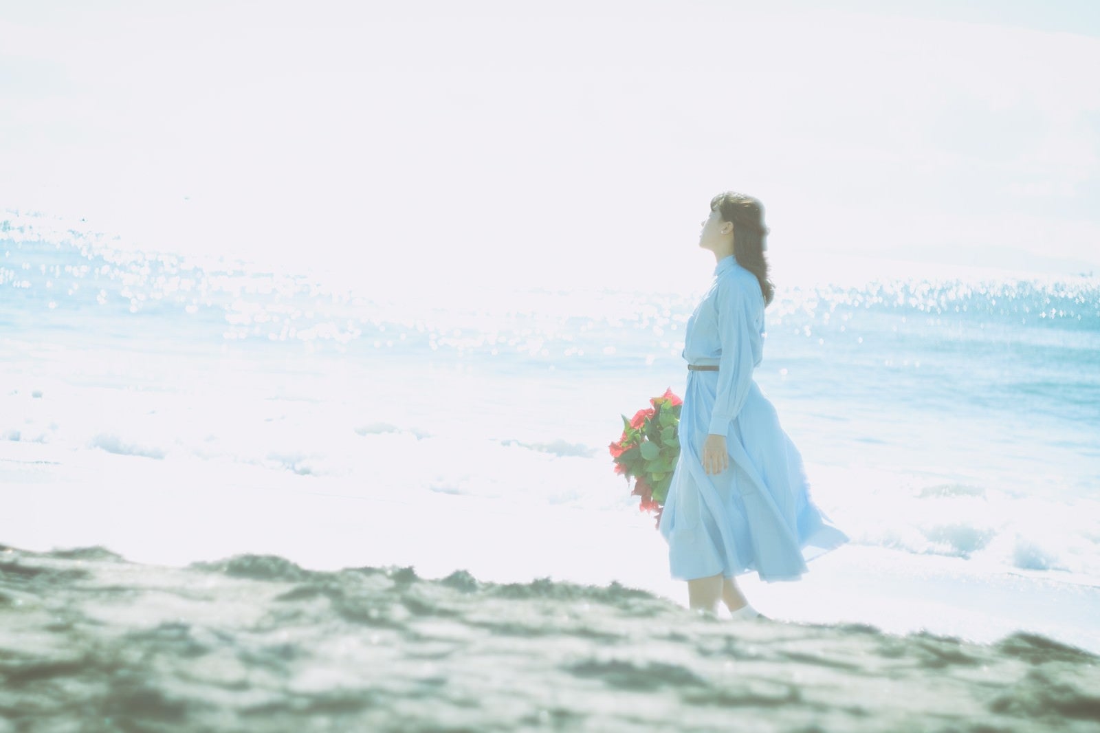 「陽の光と海風を感じる女性」の写真［モデル：Mizuho］