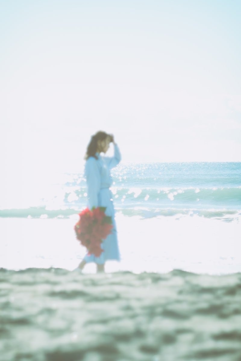 「独り海岸線を歩く女性」の写真［モデル：Mizuho］