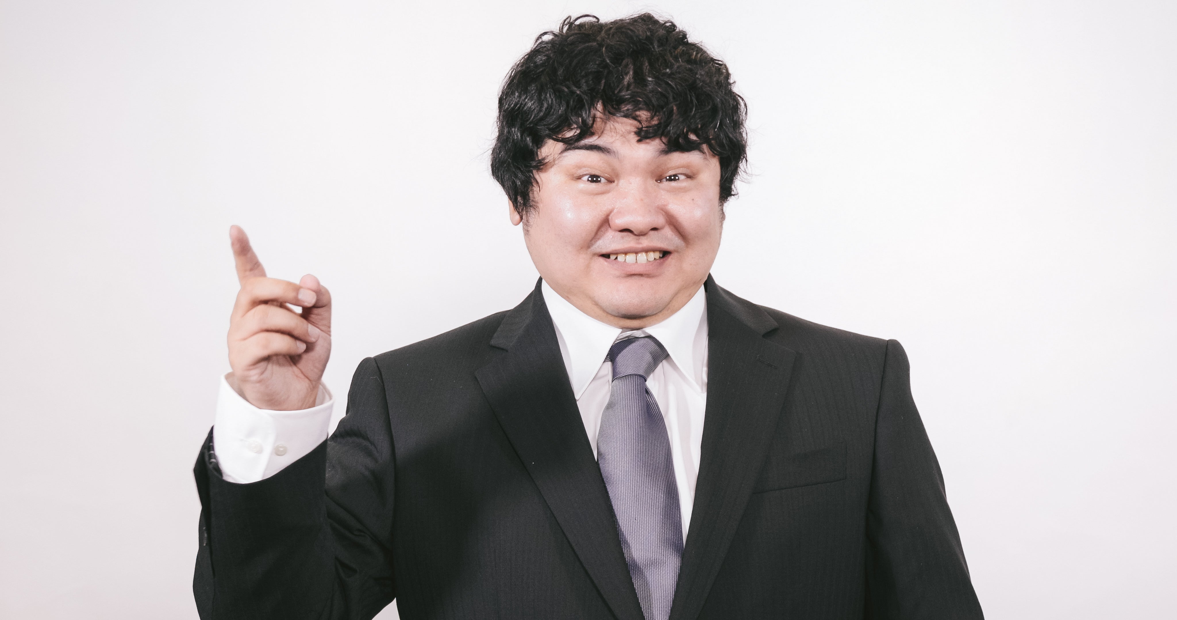 商品をPRするビジネスマンの無料の写真素材 - ID.18219｜フリー素材