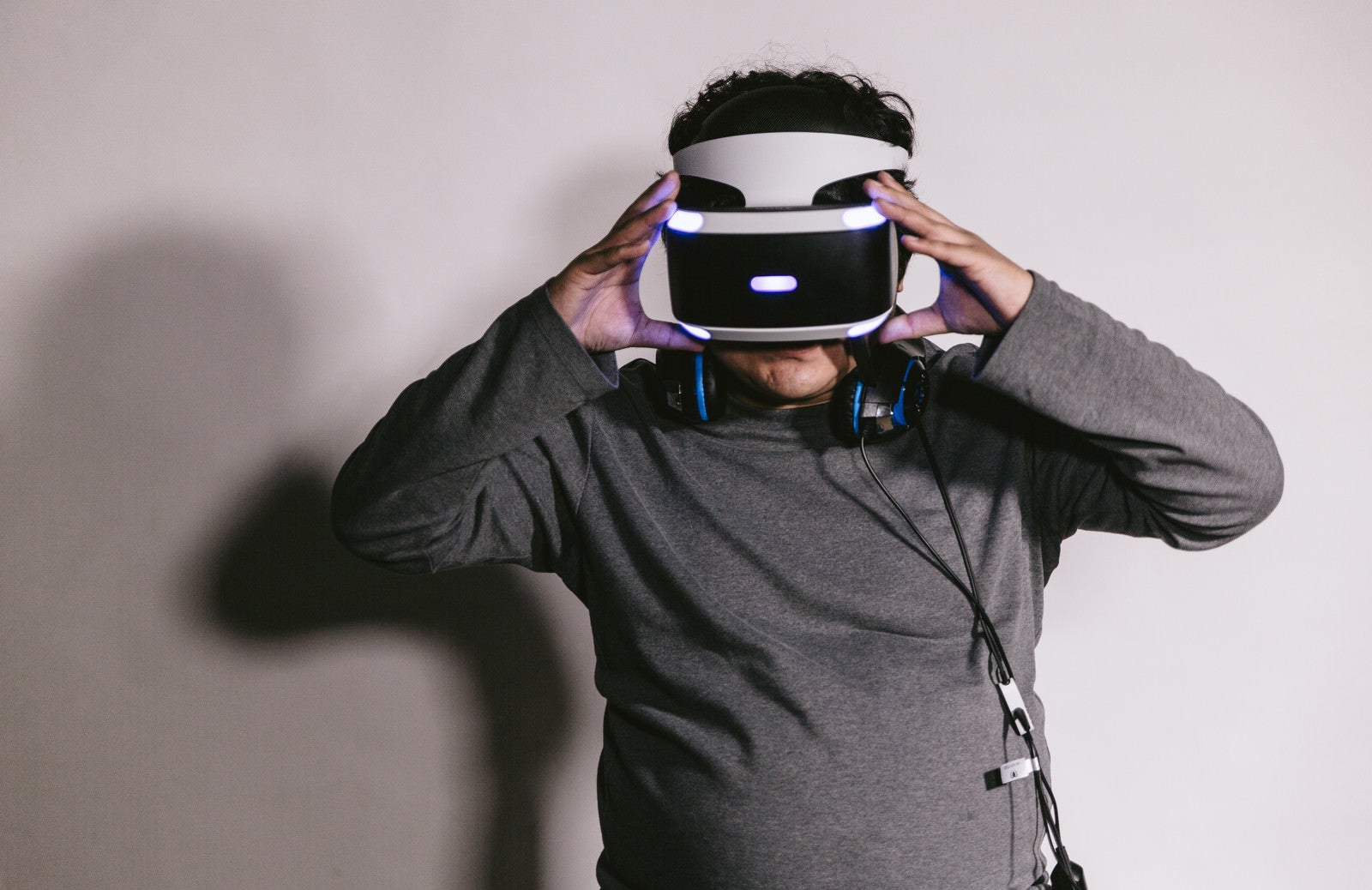 「VRを装着する男性」の写真［モデル：段田隼人］