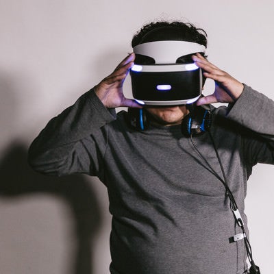 VRを装着する男性の写真