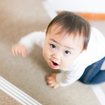 いつの間にかハイハイで階段をのぼれるようになった赤ちゃんの写真