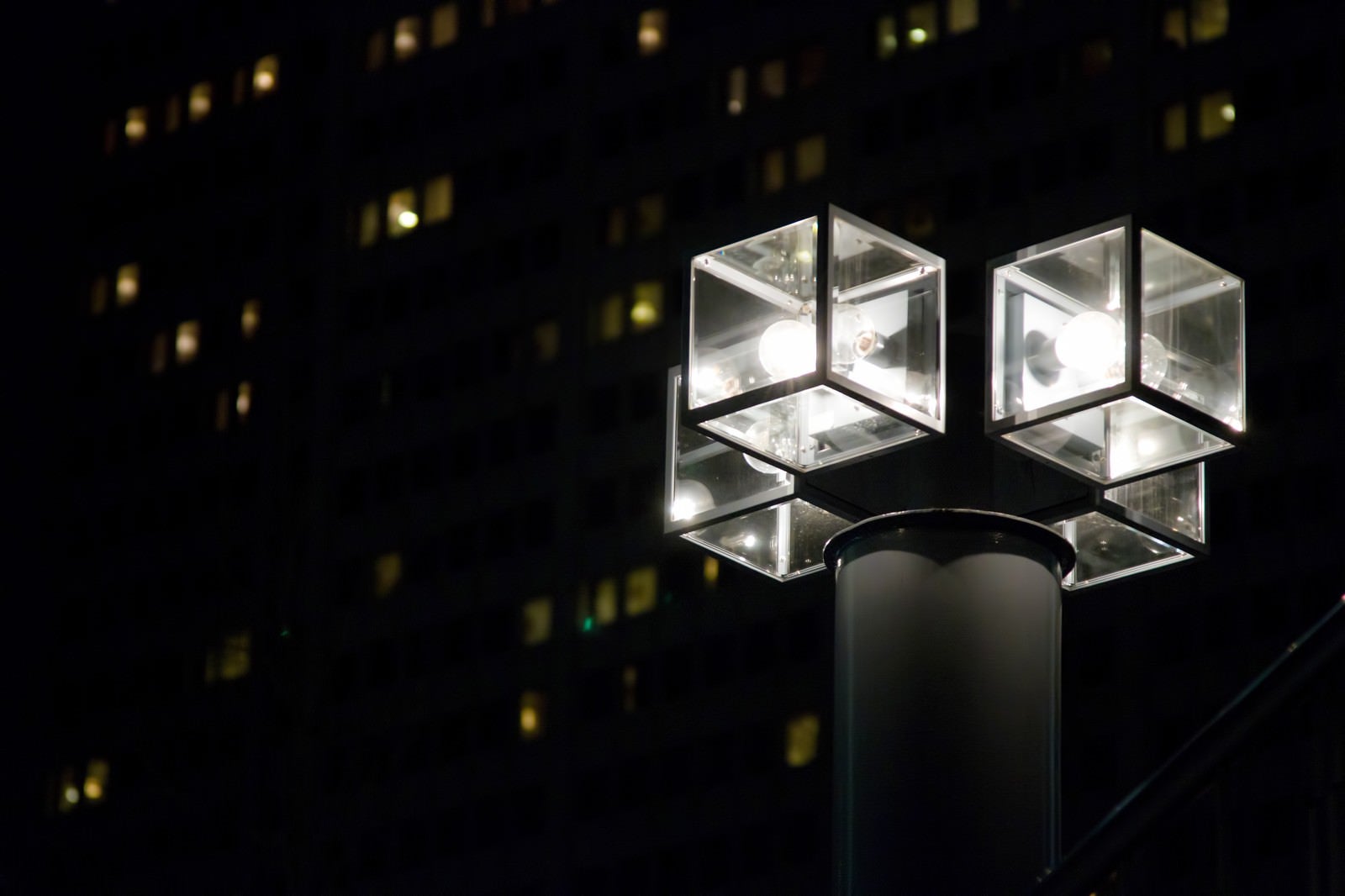 「オフィスを照らす四角い街灯」の写真