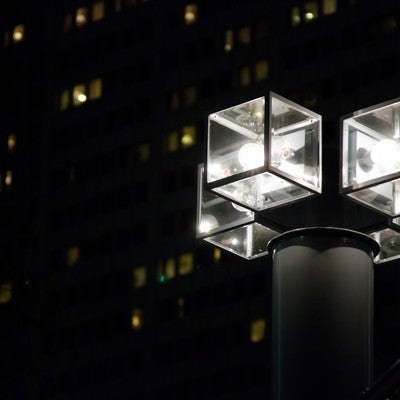 オフィスを照らす四角い街灯の写真