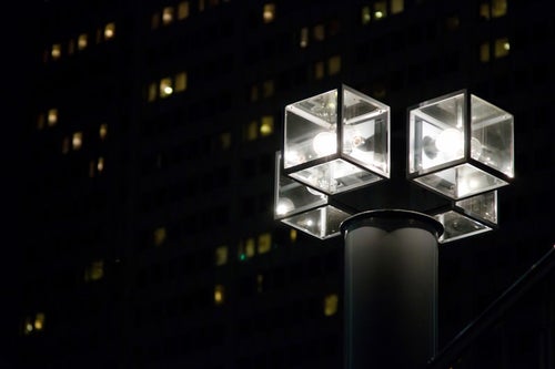 オフィスを照らす四角い街灯の写真