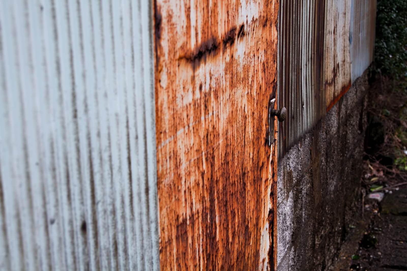 「トタンと錆びた扉」の写真