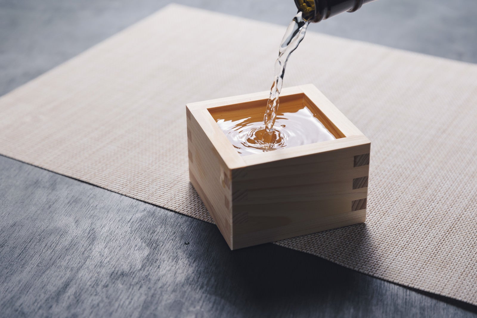 「升に注ぐ日本酒」の写真