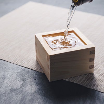 升に溜まる日本酒の写真