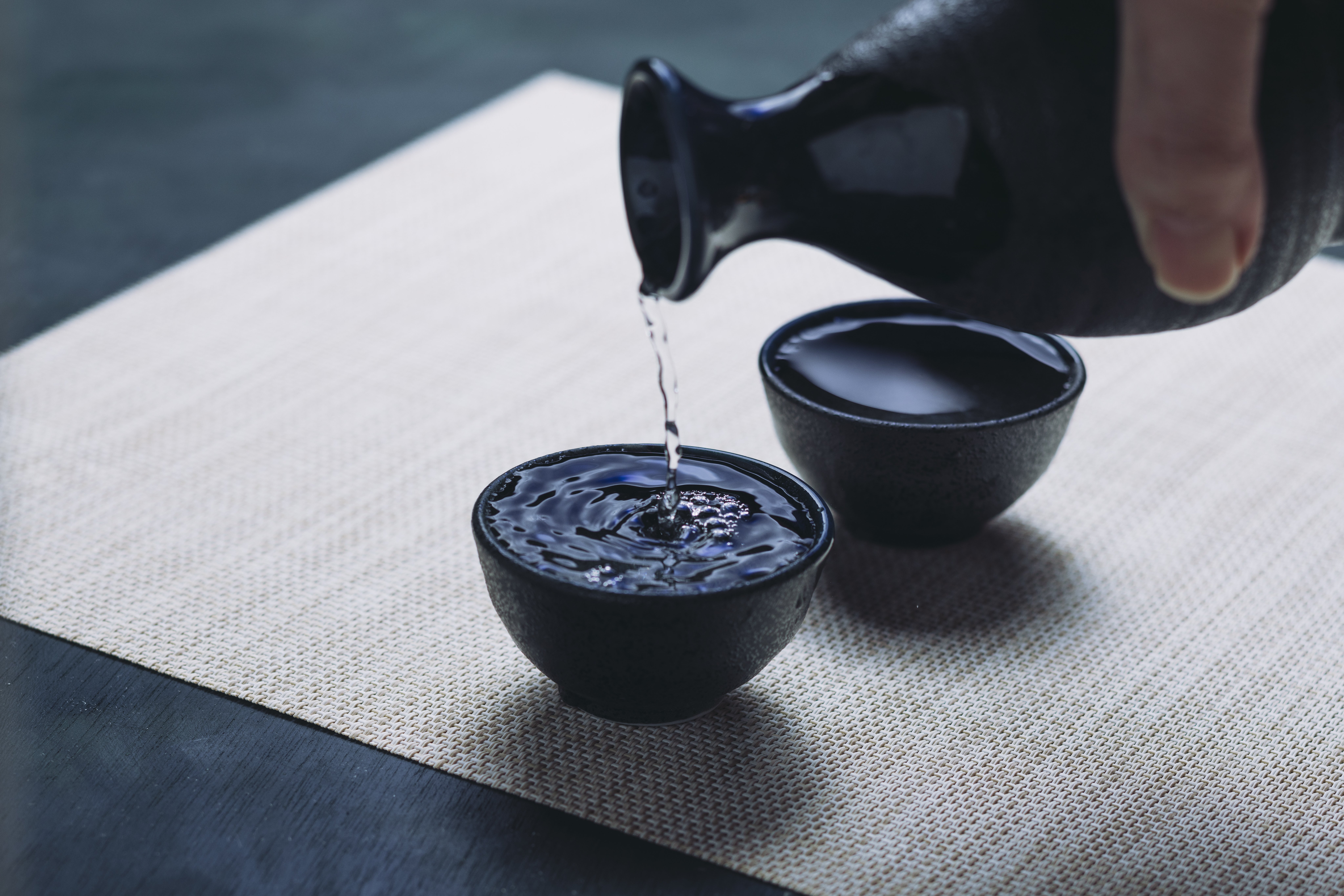 お猪口に注がれた日本酒の無料の写真素材 - ID.76304｜フリー素材 ぱくたそ