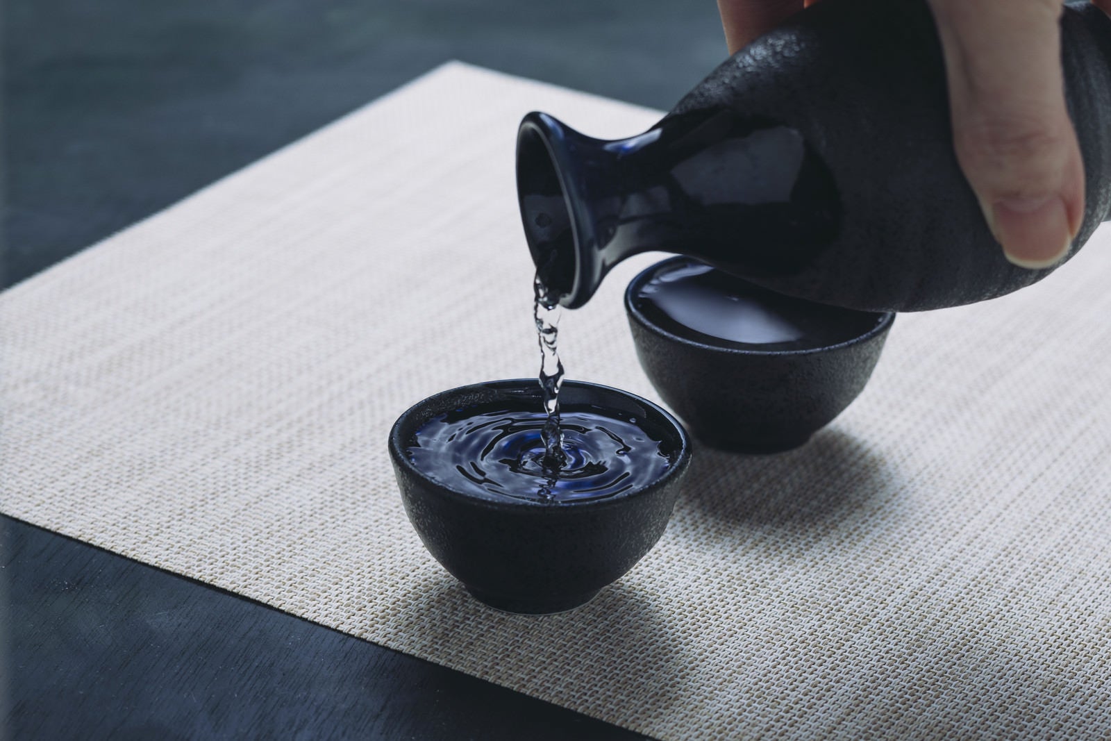 「徳利から注ぐ日本酒」の写真