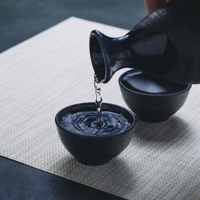 徳利から注ぐ日本酒の写真