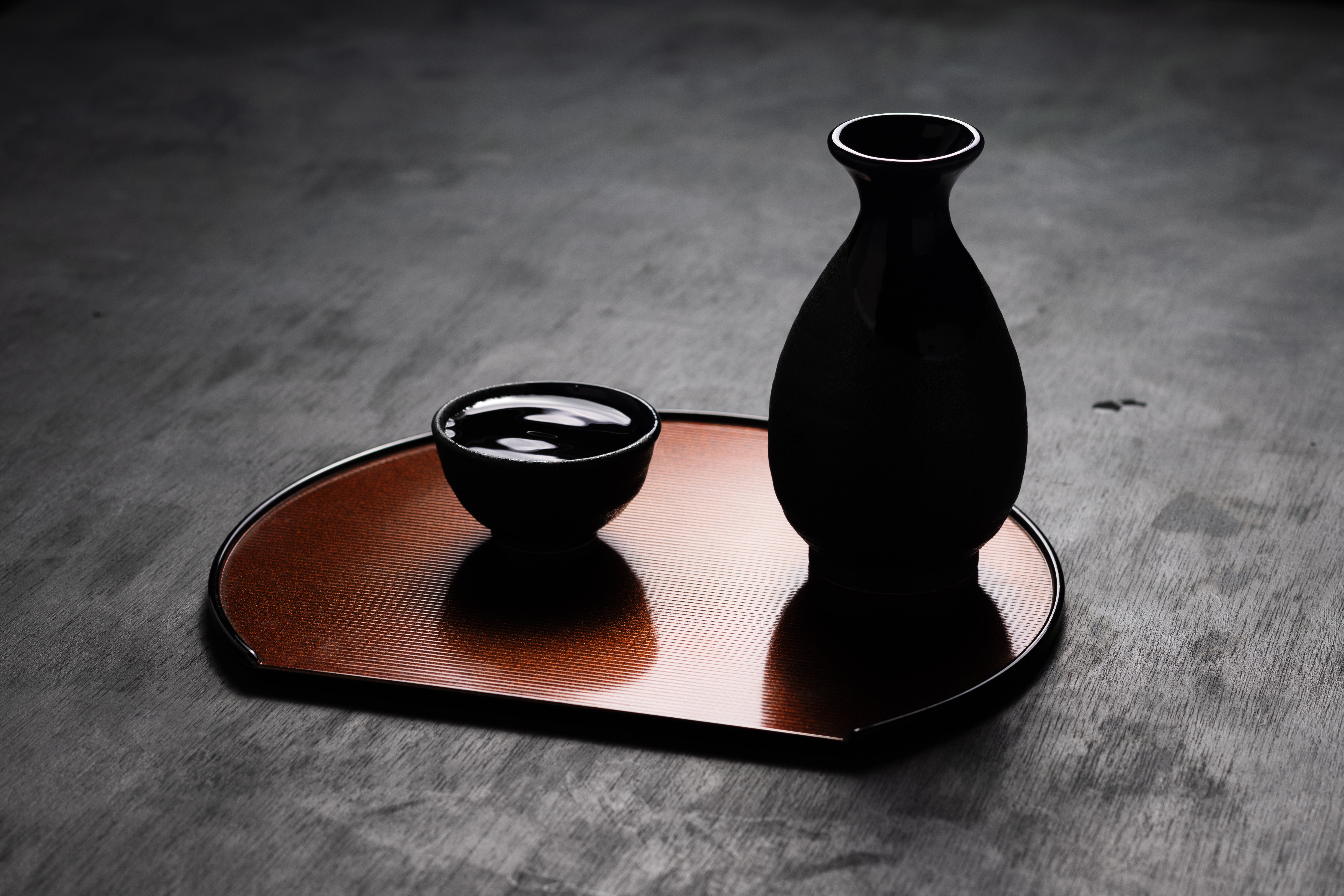 お盆に置かれたお猪口と徳利の無料の写真素材 - ID.76310｜フリー素材