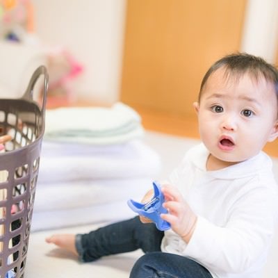 部屋干しを期待する赤ちゃん（洗濯物）の写真