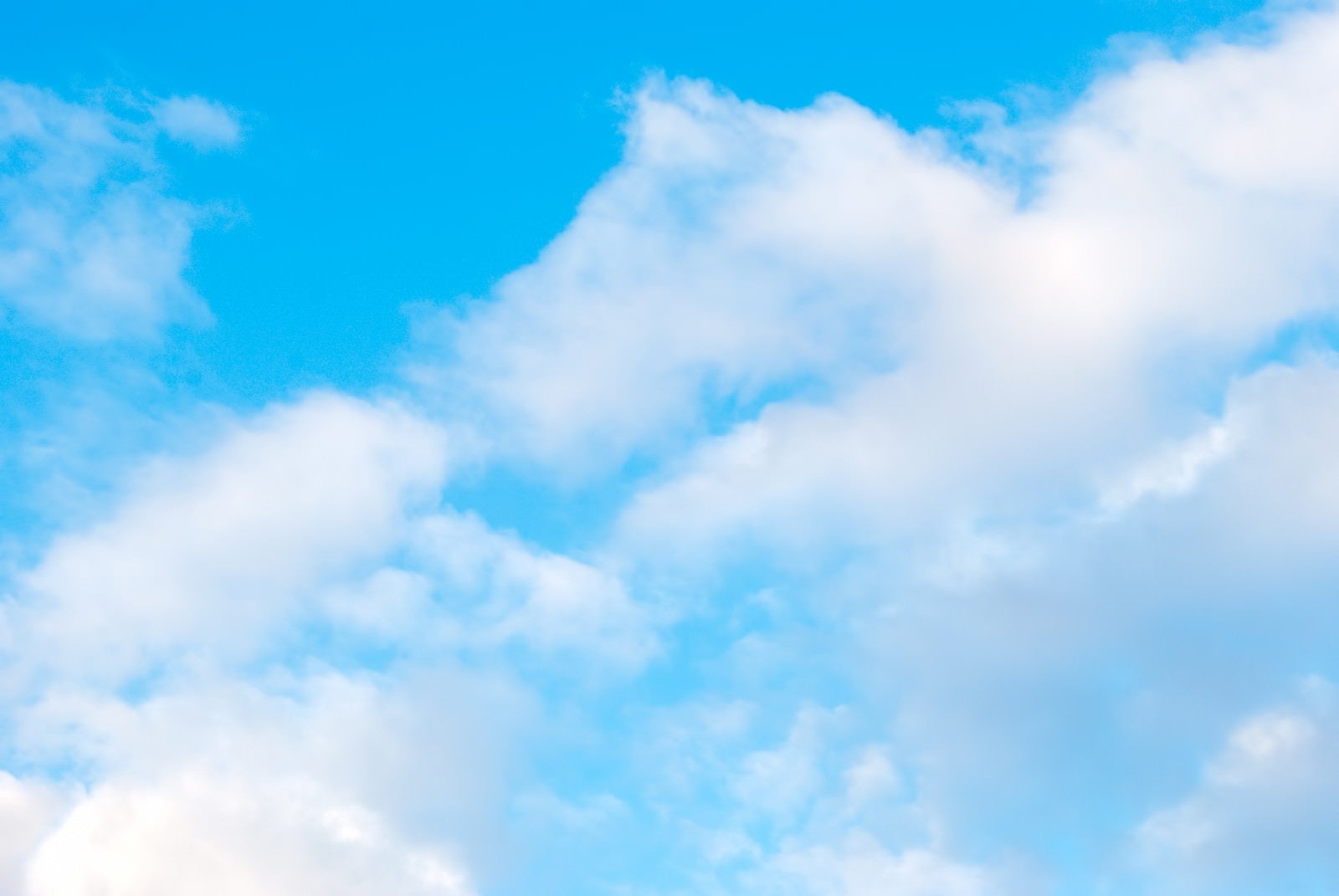 「青空とふわふわ雲」の写真