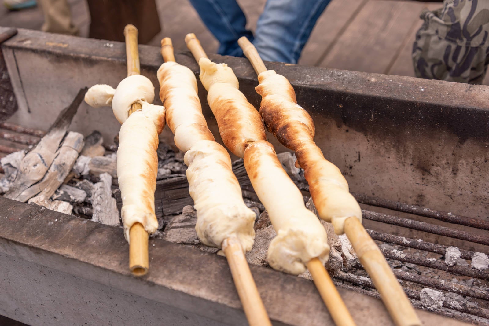 「武石観光センターで振る舞う竹筒に巻いて焼く縄文パン」の写真