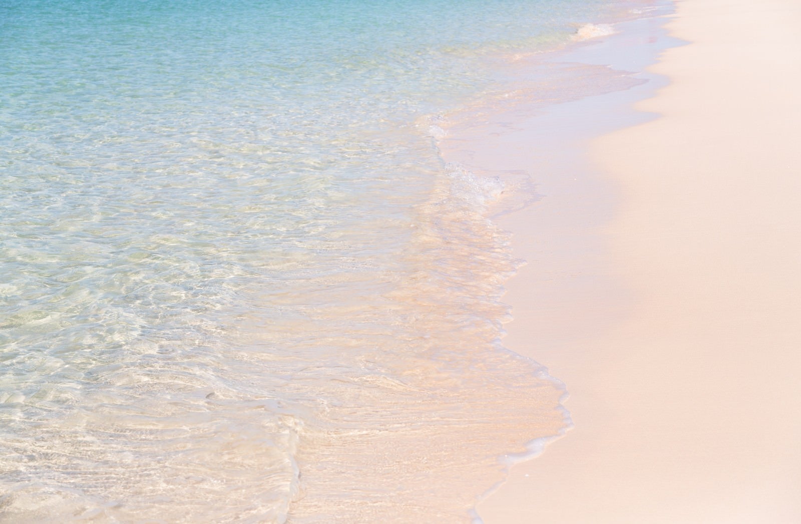 「美しい波打ち際（宮古島の前浜ビーチ）」の写真