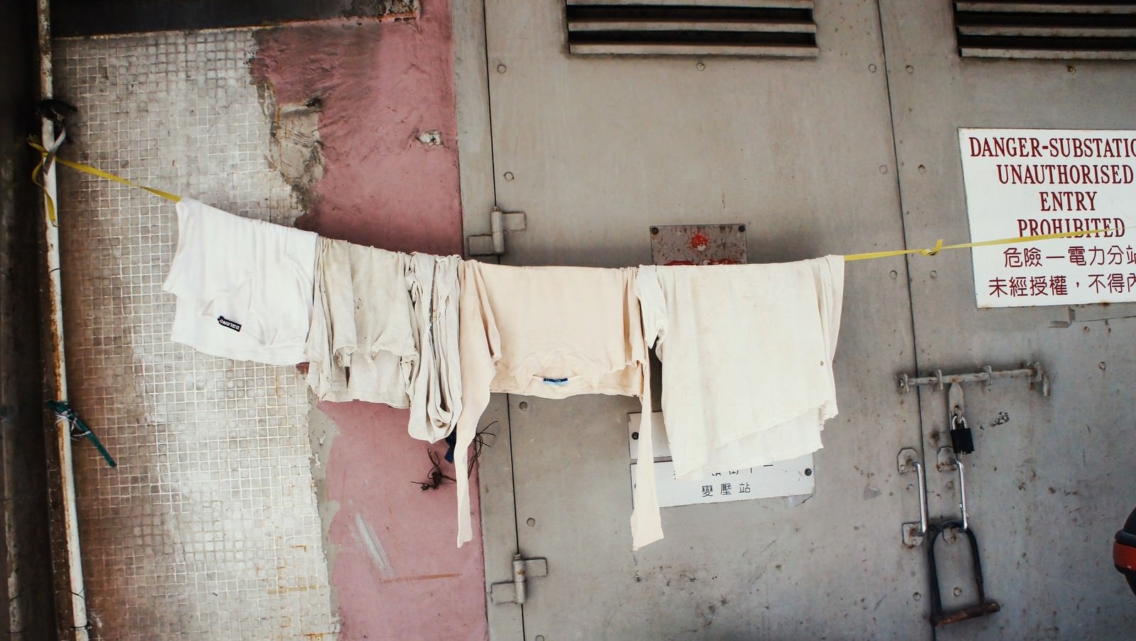 「香港の街中でかけられた洗濯物」の写真