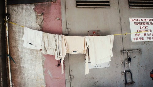 香港の街中でかけられた洗濯物の写真