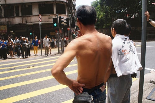 信号待ちする男性（香港）の写真