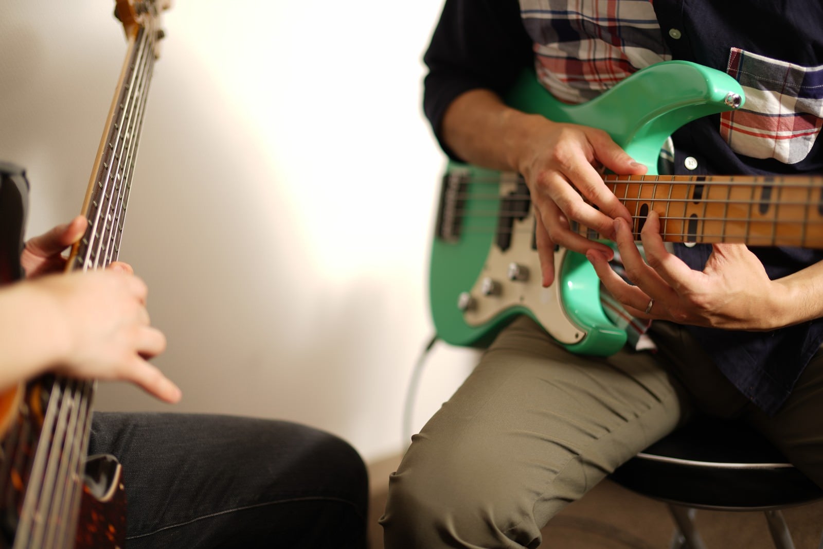 「ベースとギターでセッション演奏」の写真