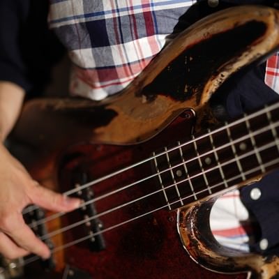 ベースを演奏する男性の手元の写真