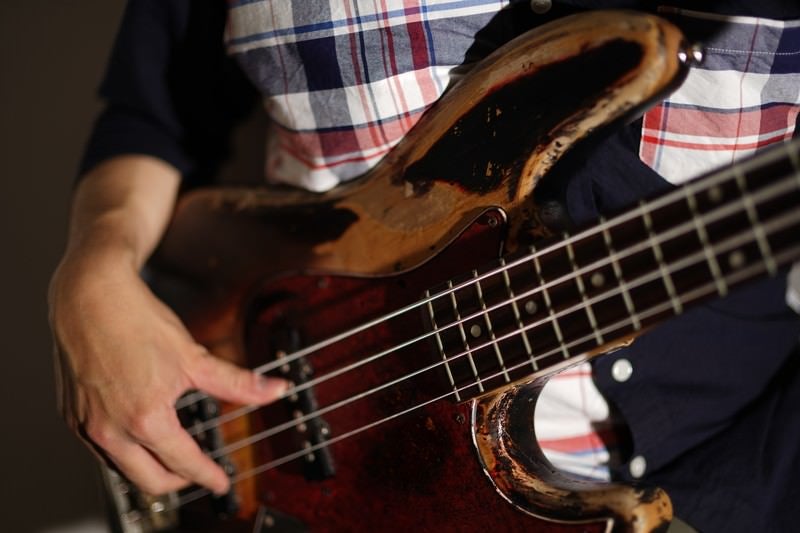 ベースを演奏する男性の手元の写真