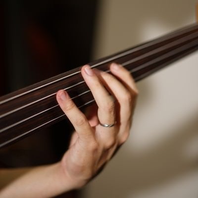 ベースの4弦と左手の写真