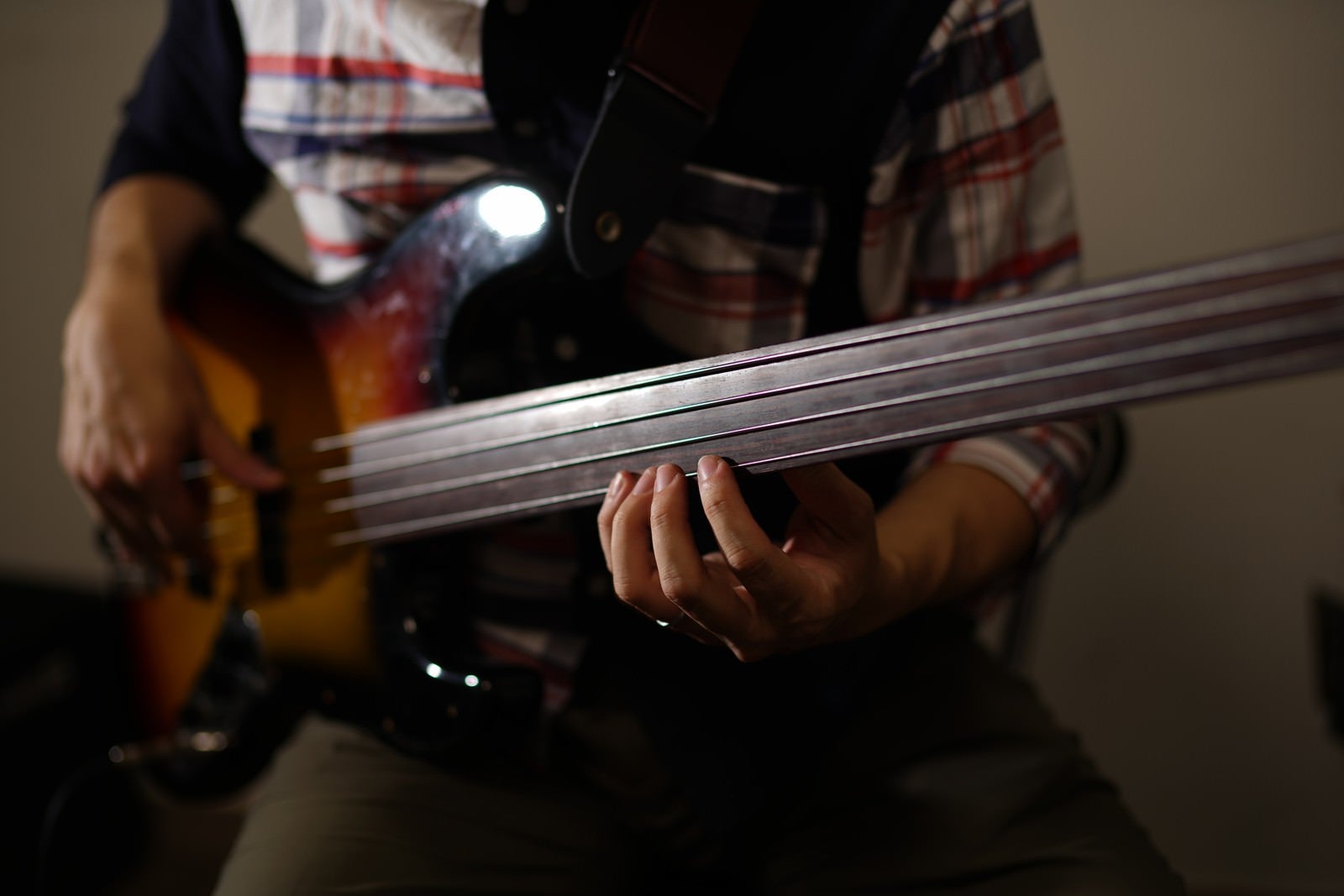 室内でベース練習をする演奏者 photo