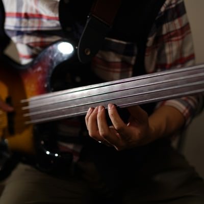 室内でベース練習をする演奏者の写真