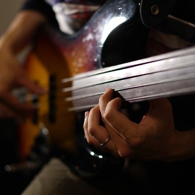 ベースギターを弾く男性ミュージシャンの素材