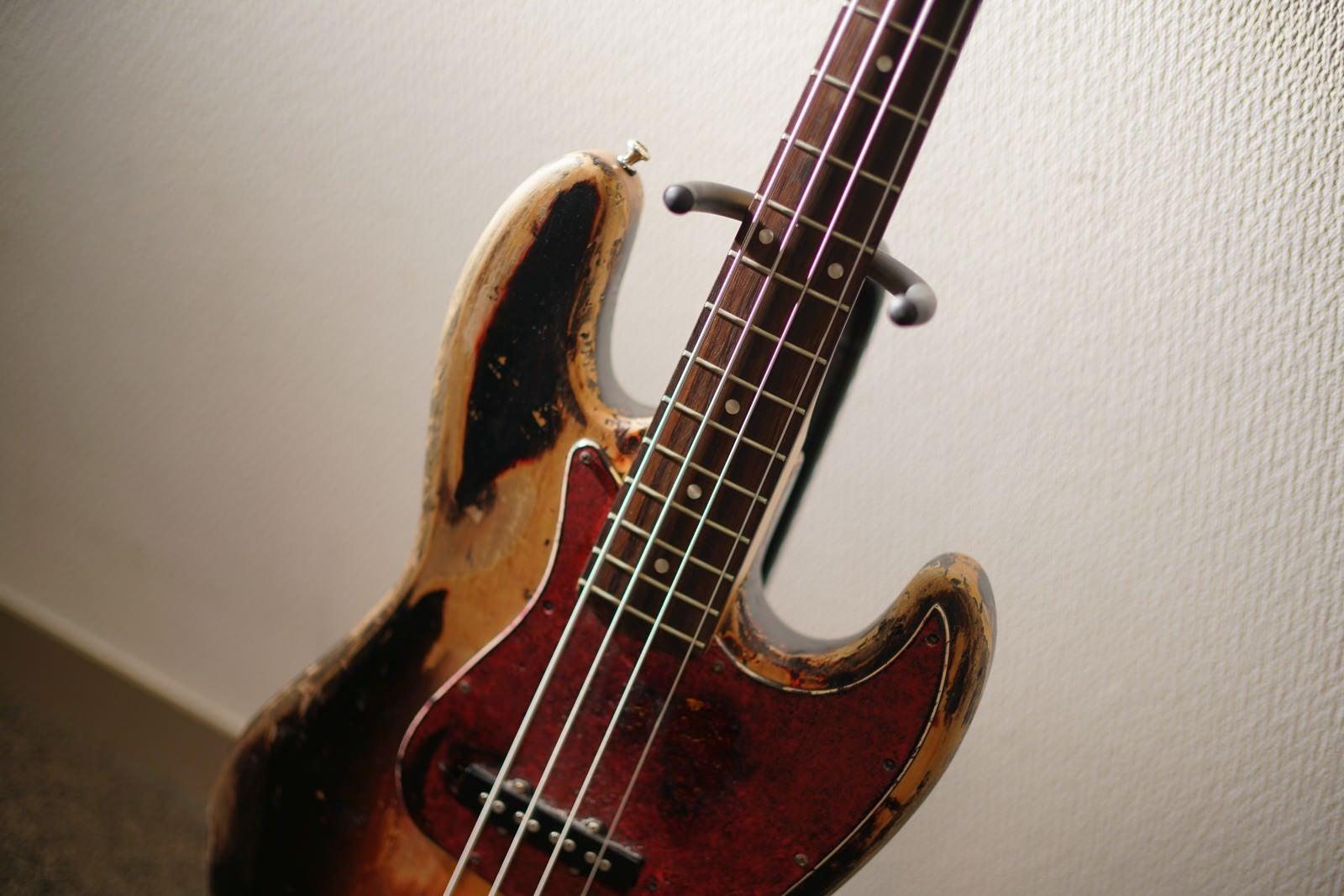 レリック加工されたエレキベース photo