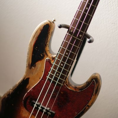 レリック加工されたエレキベースの写真