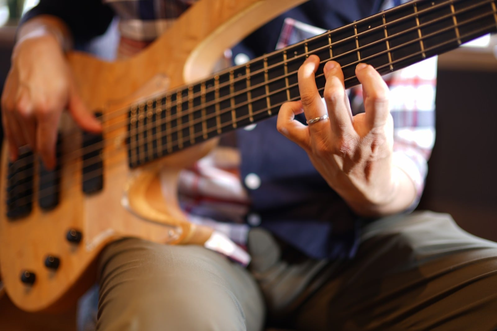 「5弦ベースを弾くベーシストの左手フォーム」の写真