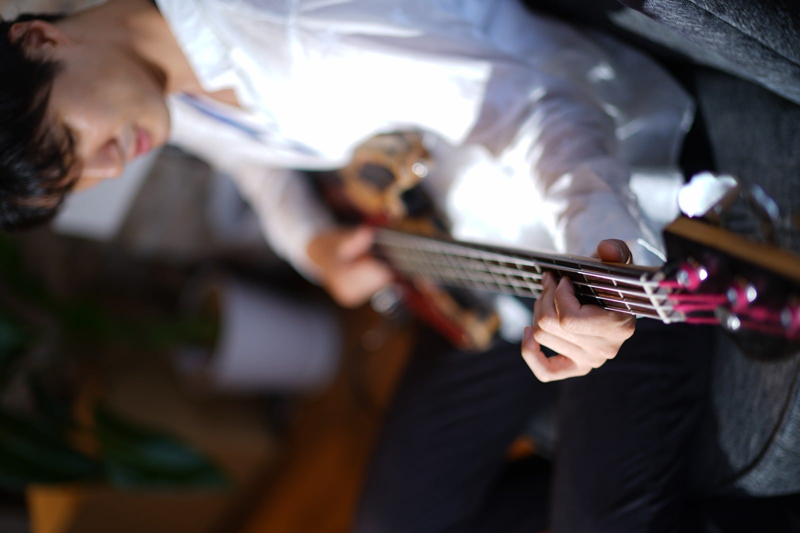 「ベースを奏でるミュージシャン」の写真［モデル：村田裕章］