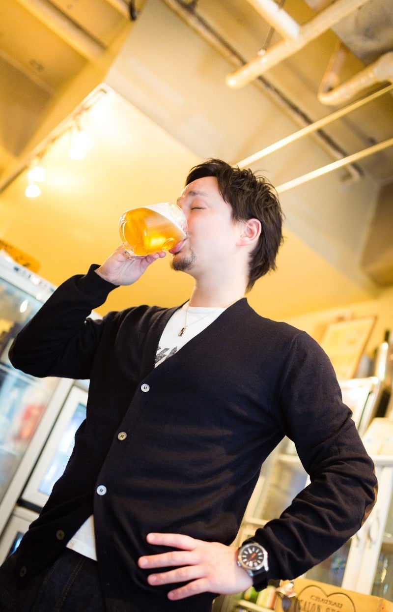 「生ビールジョッキを飲むハーフのイケメン」の写真［モデル：Max_Ezaki］