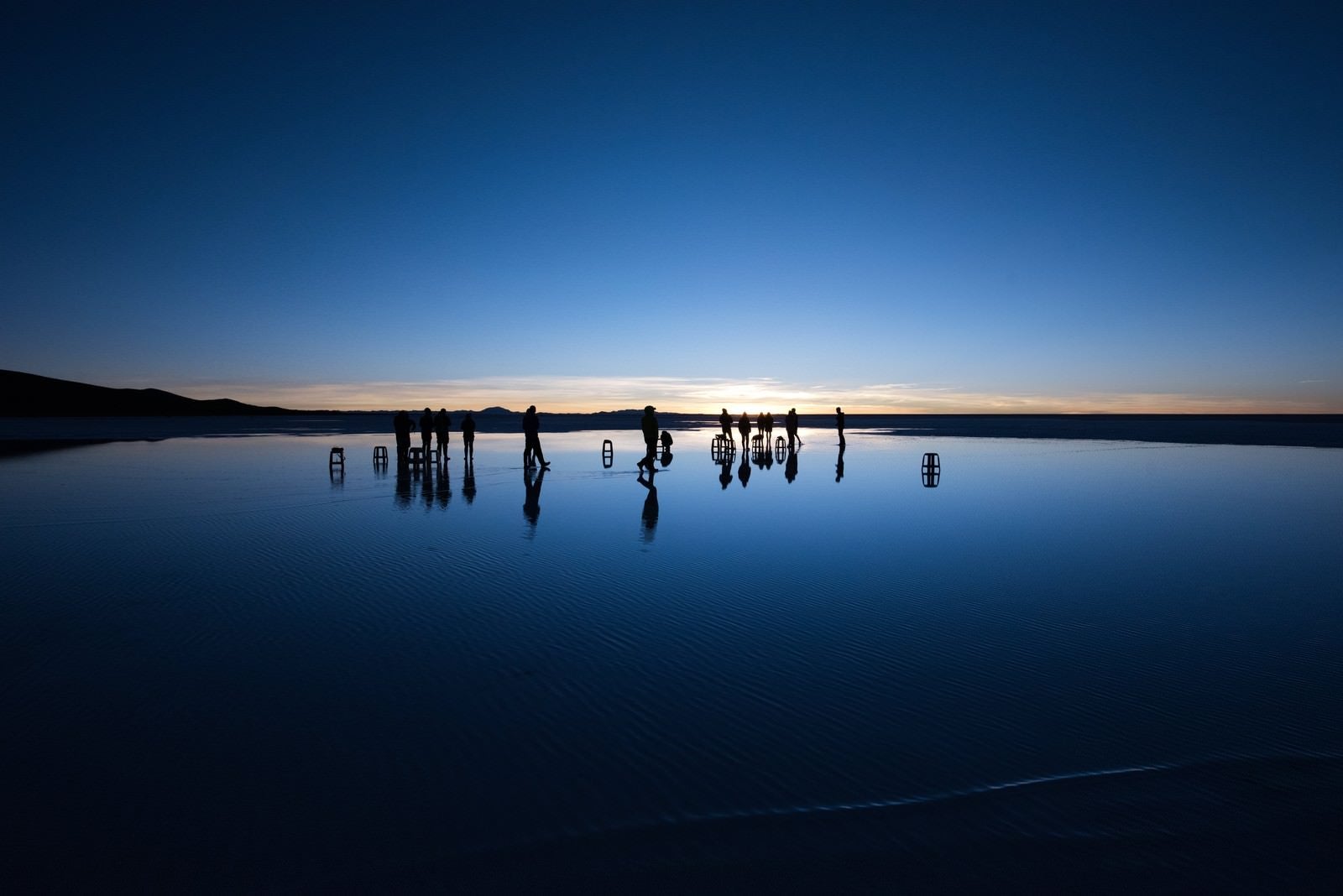 「ウユニ塩湖の日の出を待つ人」の写真