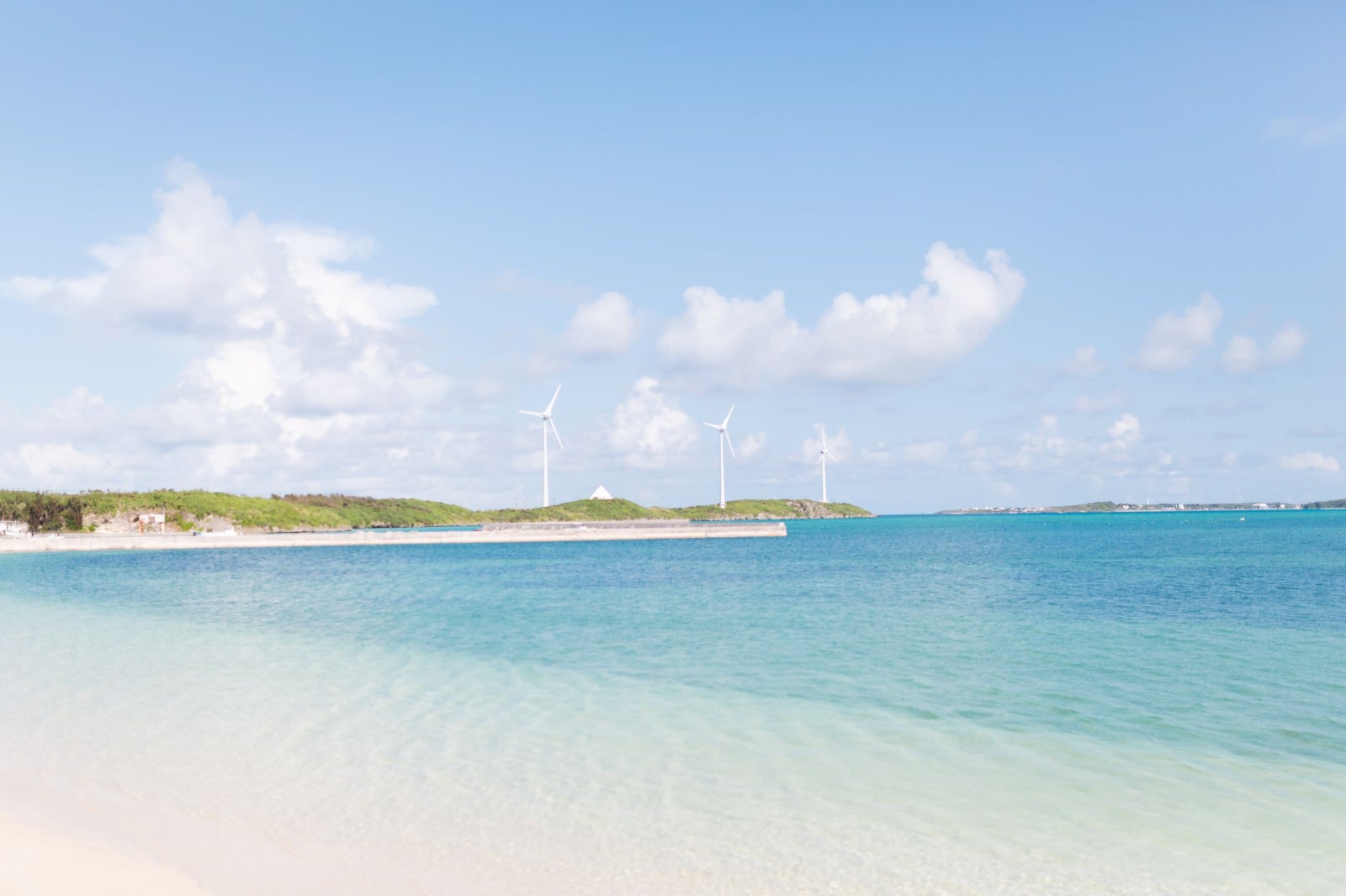 「西の浜から見える風力発電と海」の写真