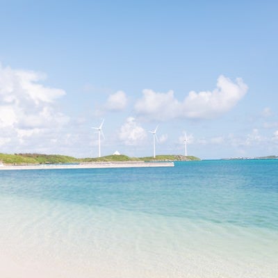 西の浜から見える風力発電と海の写真