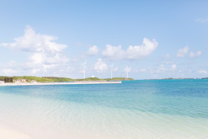 西の浜から見える風力発電と海の写真