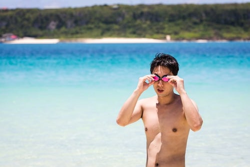 度付きのゴーグルでビーチの水着ギャルを凝視する男性の写真