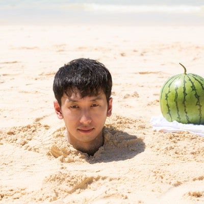 スイカの代わりに埋められたことを知らない男性の写真