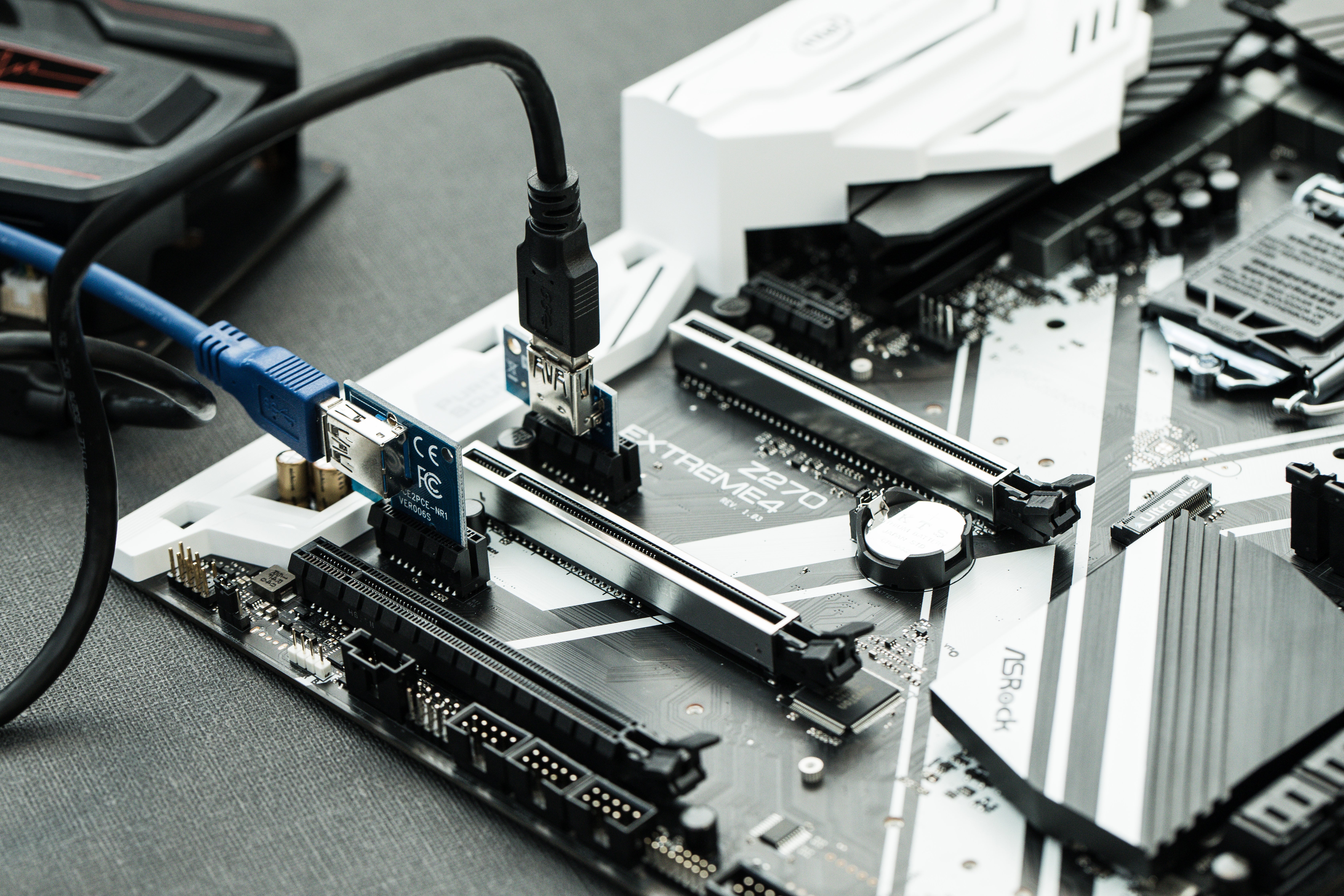 PCI Express x1 に ×16のライザーカードをさす（GPUマイニング）の無料