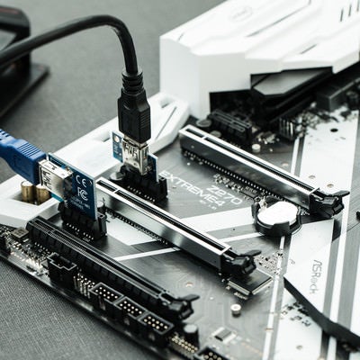PCI Express x1 に ×16のライザーカードをさす（GPUマイニング）の写真