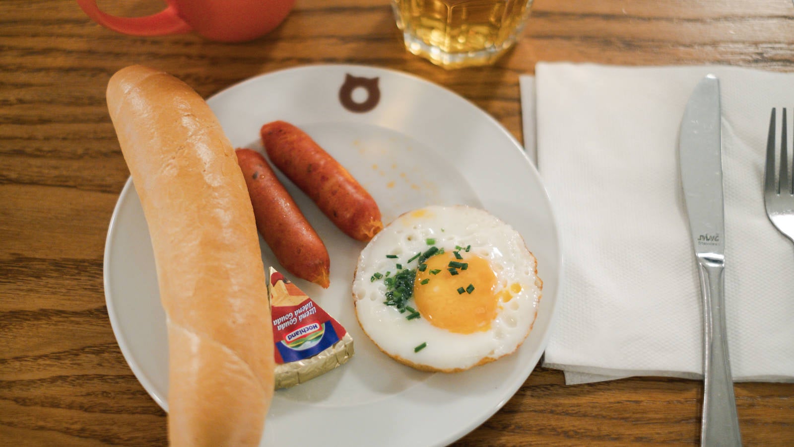 「チェコで食べた朝食（目玉焼きとウィンナー）」の写真