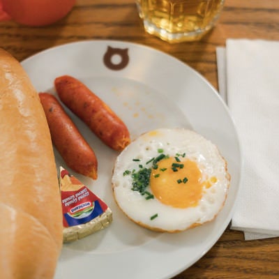 チェコで食べた朝食（目玉焼きとウィンナー）の写真
