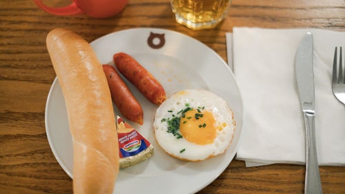チェコで食べた朝食（目玉焼きとウィンナー）の写真