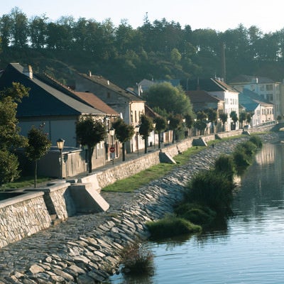 イフラヴァ川沿いの住宅街（チェコ・トルシェビーチ市）の写真