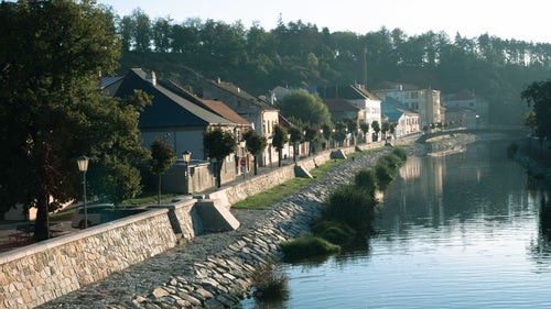 イフラヴァ川沿いの住宅街（チェコ・トルシェビーチ市）の写真