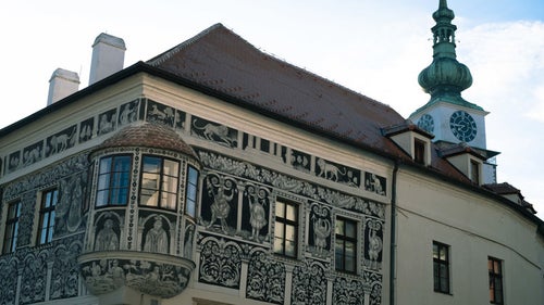壁に絵が描かれたペイントハウス（トルシェビーチ市）の写真